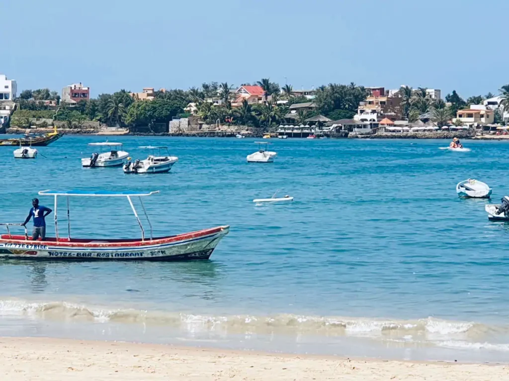 Vue plage avec bateaux